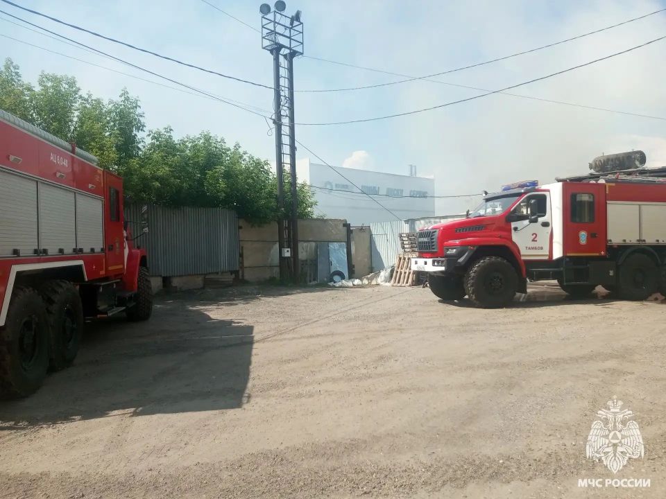 В Тамбове горит склад на Ипподромной В Тамбове горит склад на Ипподромной