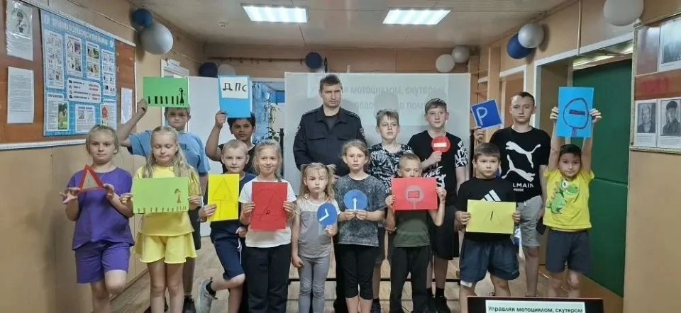Сотрудник Госавтоинспекции МОМВД России "Первомайский" провёл профилактические беседы с воспитанниками летних лагерей дневного пребывания Сотрудник Госавтоинспекции МОМВД России "Первомайский" провёл профилактические беседы с воспитанниками летних лагерей дневного пребывания