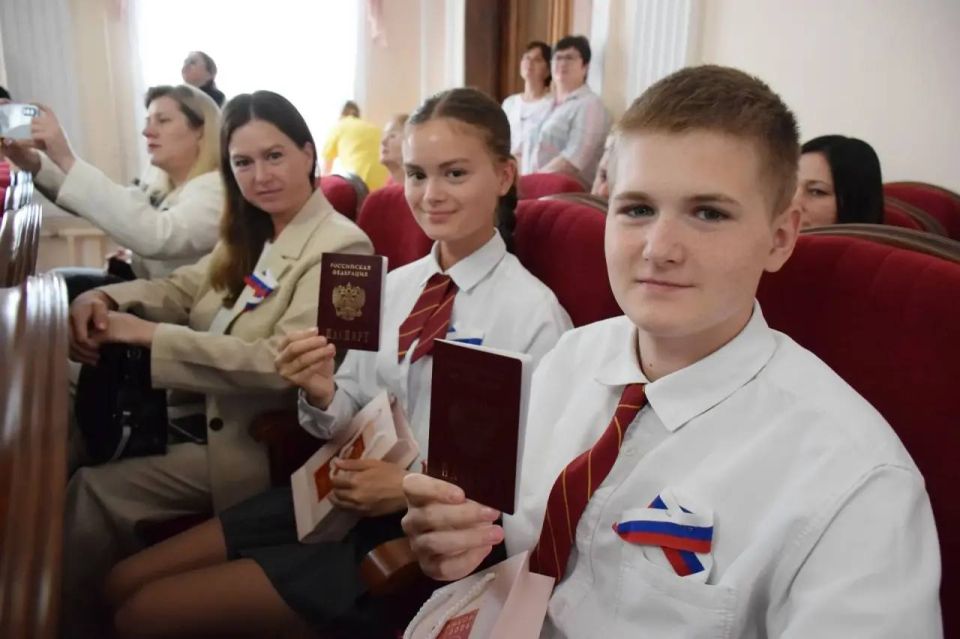 Максим Косенков: По многолетней традиции накануне Дня России и Дня города вручили паспорта юным тамбовчанам Максим Косенков: По многолетней традиции накануне Дня России и Дня города вручили паспорта юным тамбовчанам