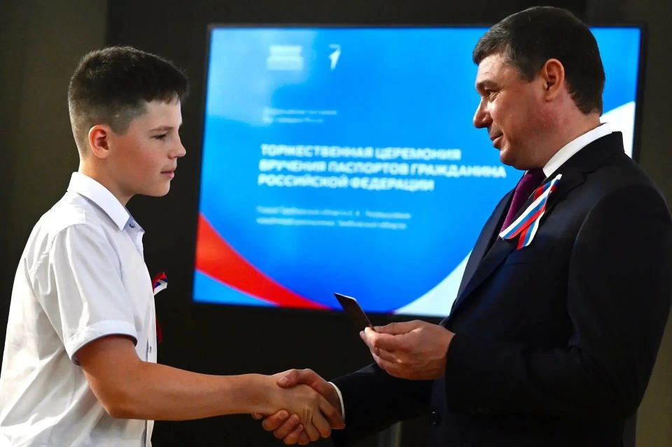 12 июня, в День России, глава Тамбовской области Евгений Первышов вручил паспорта одаренным школьникам - победителям и призёрам всероссийских и региональных соревнований, олимпиад и конкурсов, активистам Движения Первых 12 июня, в День России, глава Тамбовской области Евгений Первышов вручил паспорта одаренным школьникам - победителям и призёрам всероссийских и региональных соревнований, олимпиад и конкурсов, активистам Движения Первых