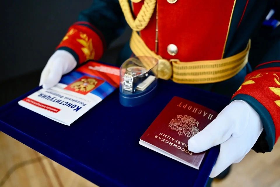 12 июня, в День России, глава Тамбовской области Евгений Первышов вручил паспорта одаренным школьникам - победителям и призёрам всероссийских и региональных соревнований, олимпиад и конкурсов, активистам Движения Первых 12 июня, в День России, глава Тамбовской области Евгений Первышов вручил паспорта одаренным школьникам - победителям и призёрам всероссийских и региональных соревнований, олимпиад и конкурсов, активистам Движения Первых