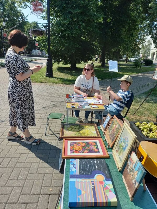 В сквере имени В.С. Петрова развернулась творческая площадка «Признание Тамбову», посвященная 390-летию основания города и празднованию Дня России В сквере имени В.С. Петрова развернулась творческая площадка «Признание Тамбову», посвященная 390-летию основания города и празднованию Дня России