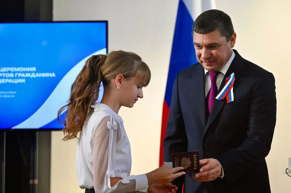 12 июня, в День России, глава Тамбовской области Евгений Первышов вручил паспорта одаренным школьникам - победителям и призёрам всероссийских и региональных соревнований, олимпиад и конкурсов, активистам Движения Первых 12 июня, в День России, глава Тамбовской области Евгений Первышов вручил паспорта одаренным школьникам - победителям и призёрам всероссийских и региональных соревнований, олимпиад и конкурсов, активистам Движения Первых