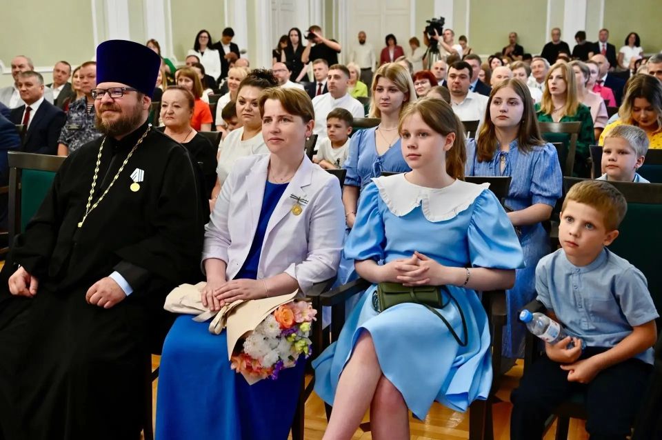 В День России глава Тамбовской области Евгений Первышов вручил государственные награды Российской Федерации, награды и поощрения Президента России, награды Тамбовской области жителям региона В День России глава Тамбовской области Евгений Первышов вручил государственные награды Российской Федерации, награды и поощрения Президента России, награды Тамбовской области жителям региона