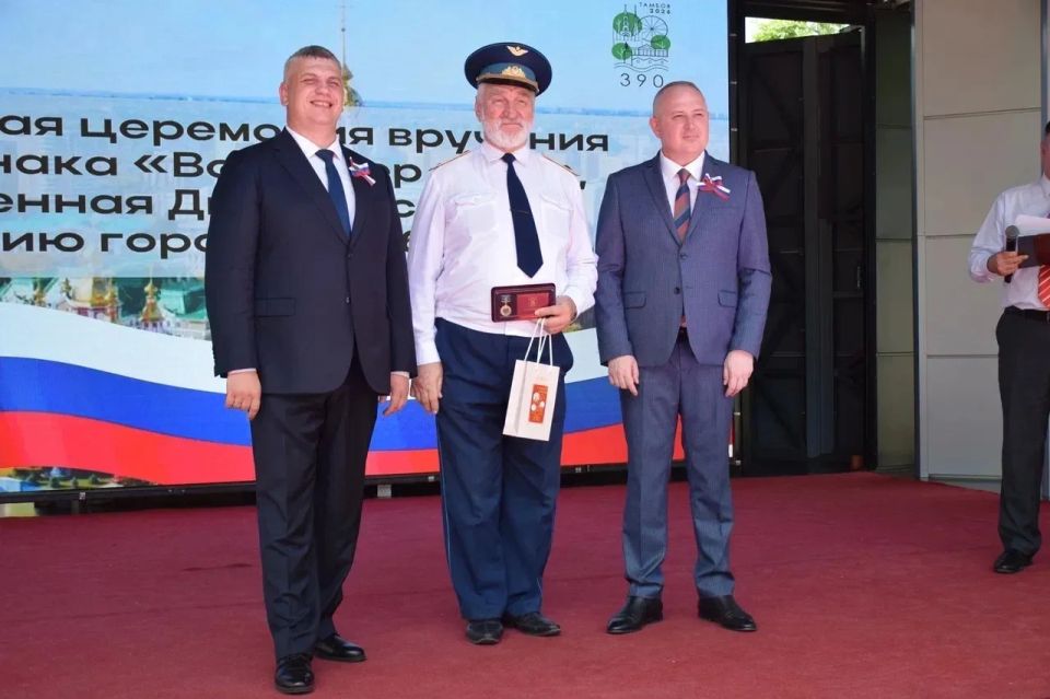 В Тамбове добровольцам вручили нагрудный знак «Волонтёр года» В Тамбове добровольцам вручили нагрудный знак «Волонтёр года»