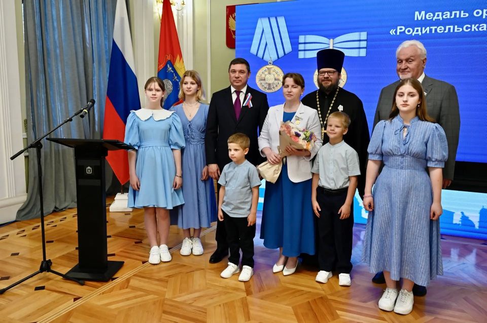 Евгений Первышов: В День России вручили государственные и региональные награды жителям Тамбовской области Евгений Первышов: В День России вручили государственные и региональные награды жителям Тамбовской области