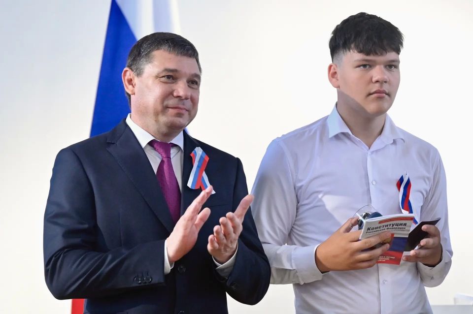 Евгений Первышов: В День России вручили паспорта школьникам Тамбовской области - победителям и призёрам всероссийских и региональных соревнований, олимпиад и конкурсов, активистам "Движения Первых" Евгений Первышов: В День России вручили паспорта школьникам Тамбовской области - победителям и призёрам всероссийских и региональных соревнований, олимпиад и конкурсов, активистам "Движения Первых"