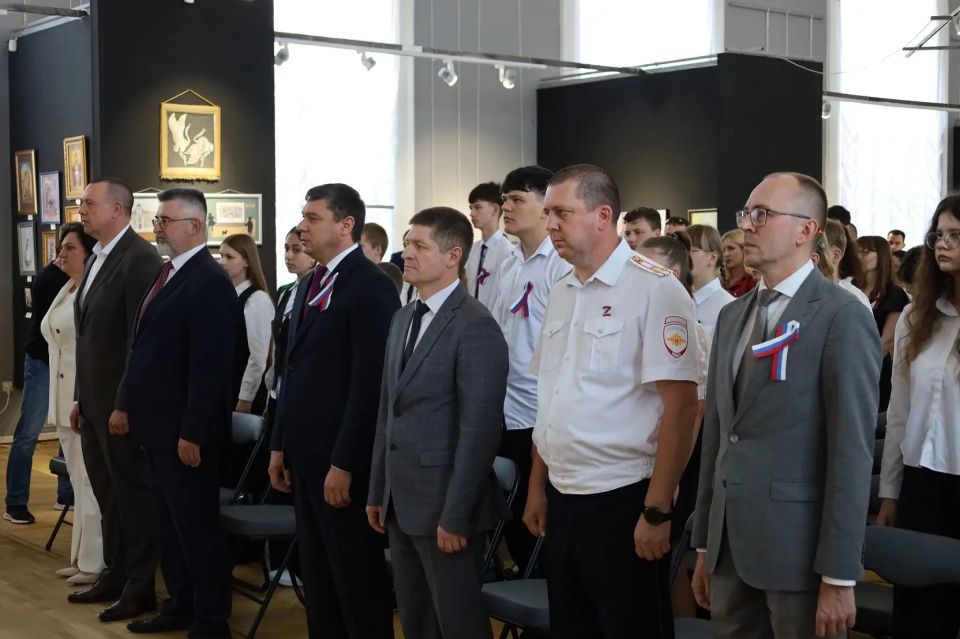 Торжественное вручение паспортов юным гражданам Тамбовской области в День России Торжественное вручение паспортов юным гражданам Тамбовской области в День России