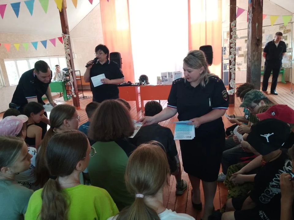 «Один день с полицией России» провели транспортные полицейские Мичуринска в детском оздоровительном лагере «Круглинские рассветы» «Один день с полицией России» провели транспортные полицейские Мичуринска в детском оздоровительном лагере «Круглинские рассветы»