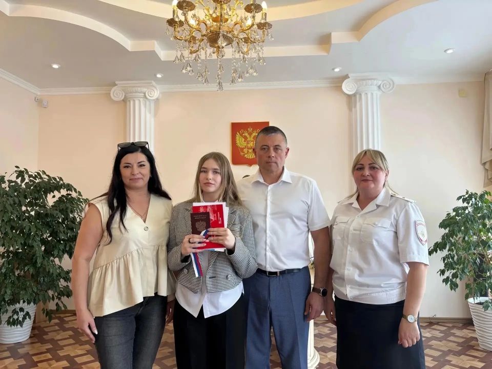 В рамках патриотической акции «Мы граждане России!» состоялась торжественная церемония вручения первых паспортов юношам и девушкам В рамках патриотической акции «Мы граждане России!» состоялась торжественная церемония вручения первых паспортов юношам и девушкам