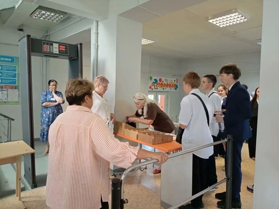 Девятиклассники сдают физику, химию, информатику, географию и обществознание Девятиклассники сдают физику, химию, информатику, географию и обществознание