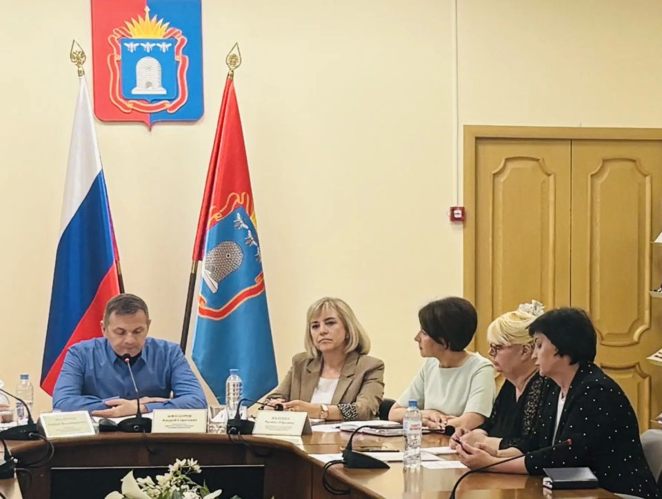 В избирательной комиссии региона организаторы выборов встретились для обсуждения вопросов подготовки и проведения предстоящих выборов депутатов регионального парламента В избирательной комиссии региона организаторы выборов встретились для обсуждения вопросов подготовки и проведения предстоящих выборов депутатов регионального парламента