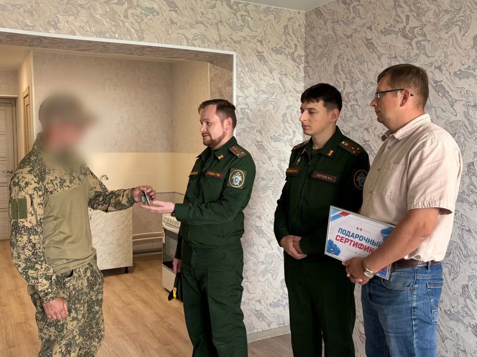 В Тамбове участник СВО получил ключи от квартиры В Тамбове участник СВО получил ключи от квартиры
