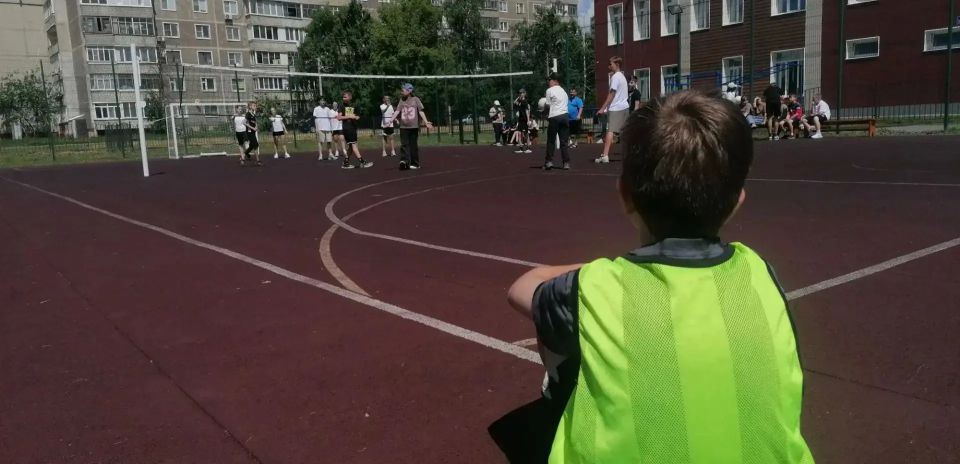 Захватывающие соревнования по пионерболу среди воспитанников пришкольных лагерей прошли сегодня на спортивной площадке спортшколы олимпийского резерва №1. Здесь царили энергия и азарт Захватывающие соревнования по пионерболу среди воспитанников пришкольных лагерей прошли сегодня на спортивной площадке спортшколы олимпийского резерва №1. Здесь царили энергия и азарт