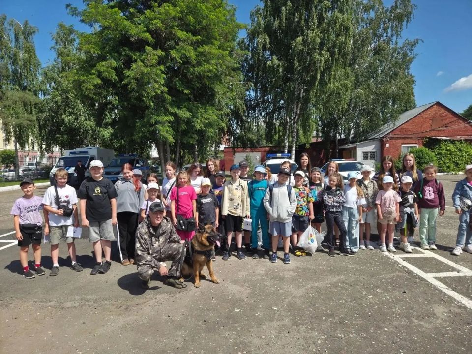 В ОМВД России по г. Котовску прошел День открытых дверей для юных воспитанников лагеря дневного пребывания В ОМВД России по г. Котовску прошел День открытых дверей для юных воспитанников лагеря дневного пребывания