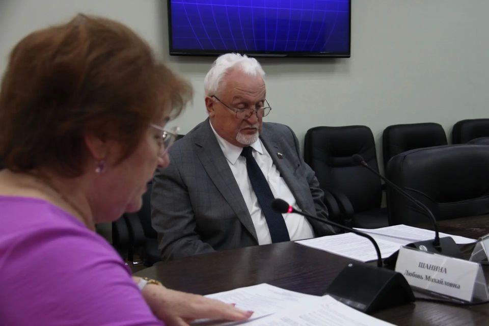 Под председательством Любови Шаниной прошло заседание комитета по труду и социальной политике Под председательством Любови Шаниной прошло заседание комитета по труду и социальной политике
