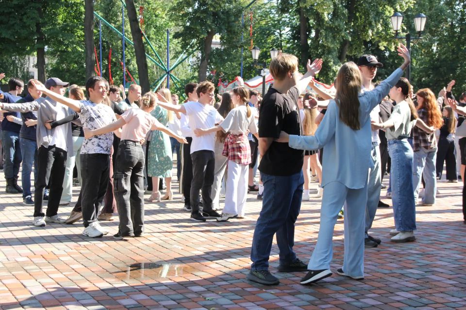 В ритме вальса: выпускники школ Тамбовщины готовятся к Балу медалистов В ритме вальса: выпускники школ Тамбовщины готовятся к Балу медалистов