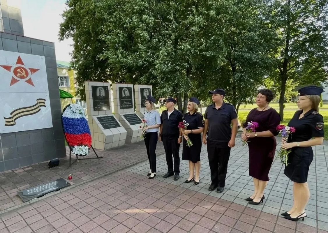 Сотрудники МОМВД России «Мордовский» и общественники приняли участие в акции «Свеча памяти» Сотрудники МОМВД России «Мордовский» и общественники приняли участие в акции «Свеча памяти»