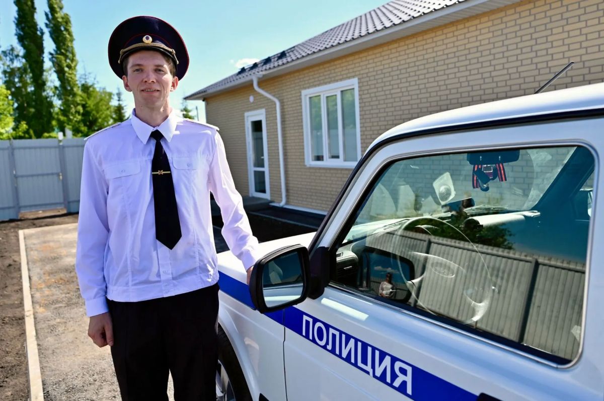 22 июня глава региона Евгений Первышов и начальник УМВД России по Тамбовской области Иван Кокухин поздравили младшего лейтенанта полиции Александра Крутова с получением служебного жилья в селе Платоновка 22 июня глава региона Евгений Первышов и начальник УМВД России по Тамбовской области Иван Кокухин поздравили младшего лейтенанта полиции Александра Крутова с получением служебного жилья в селе Платоновка
