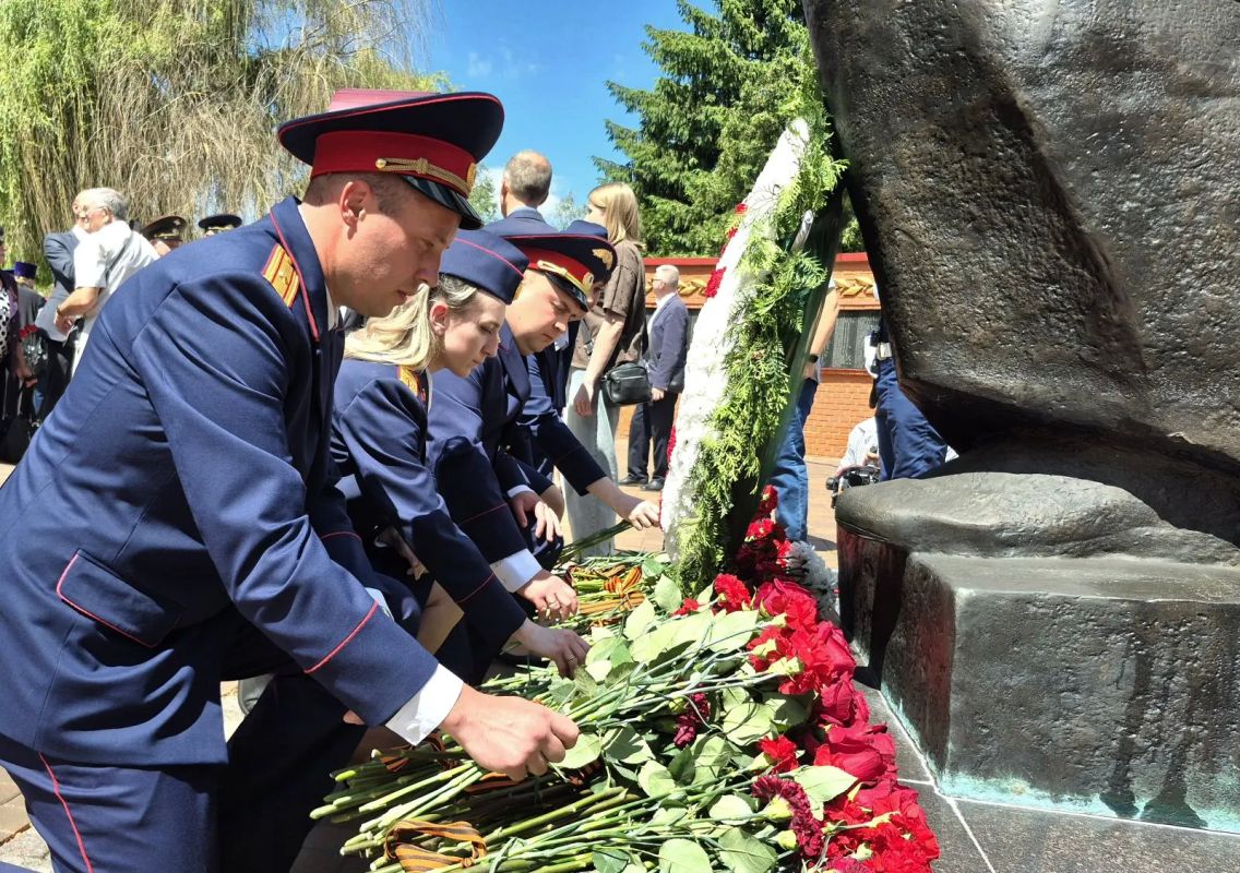 В День памяти и скорби руководитель и сотрудники следственного управления СК России по Тамбовской области присоединились к общероссийской акции «Минута молчания» В День памяти и скорби руководитель и сотрудники следственного управления СК России по Тамбовской области присоединились к общероссийской акции «Минута молчания»