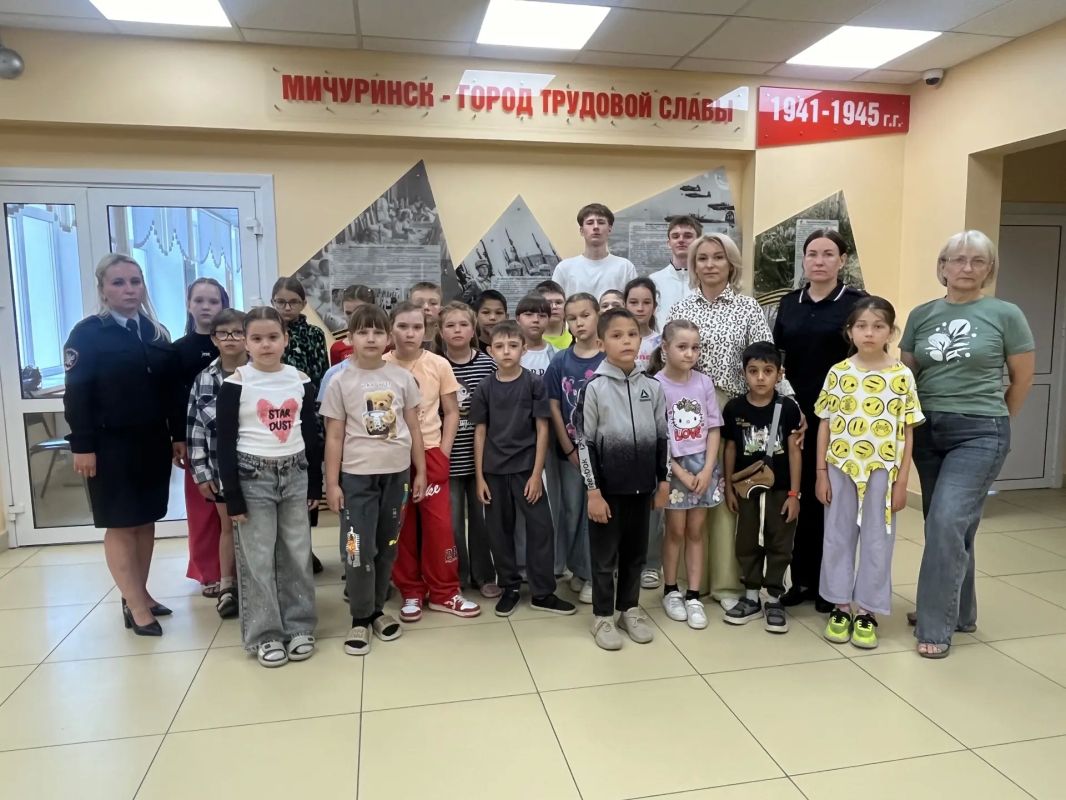 В Мичуринске транспортная полиция провела мероприятие, посвященное Дню памяти и скорби В Мичуринске транспортная полиция провела мероприятие, посвященное Дню памяти и скорби