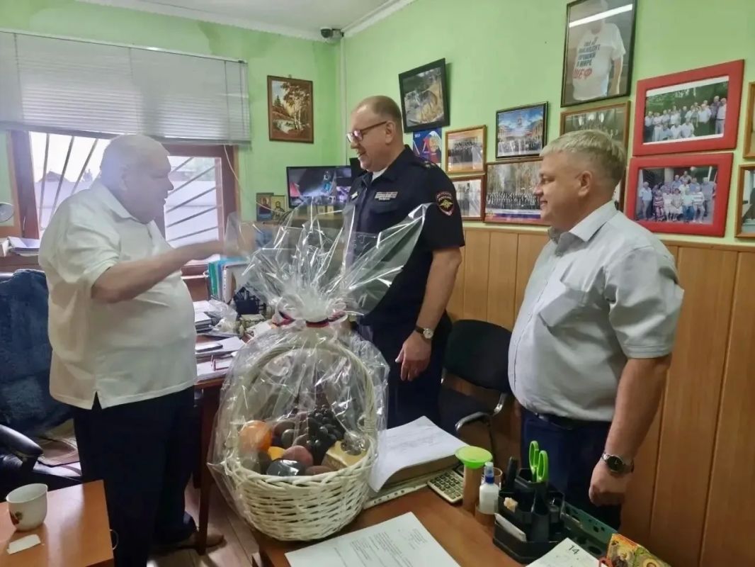 Мичуринские полицейские поздравили с 79-летием ветерана городского отдела внутренних дел Виктора Матвеевича Просветова Мичуринские полицейские поздравили с 79-летием ветерана городского отдела внутренних дел Виктора Матвеевича Просветова