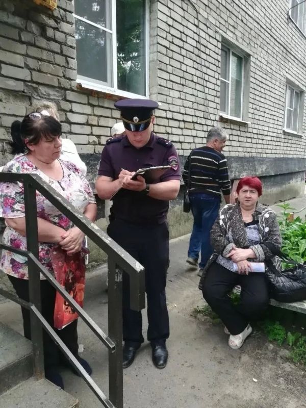 По поручению главы администрации Тамбова Максима Косенкова в течение всего лета во дворах многоквартирных домов проводятся «зелёные площадки» – встречи жителей с представителями администрации города и различных ведомств По поручению главы администрации Тамбова Максима Косенкова в течение всего лета во дворах многоквартирных домов проводятся «зелёные площадки» – встречи жителей с представителями администрации города и различных ведомств