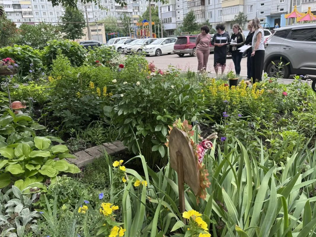 Жюри приступило к оценке цветников и клумб, которые были заявлены на участие в конкурсе «Тамбов в цвету» Жюри приступило к оценке цветников и клумб, которые были заявлены на участие в конкурсе «Тамбов в цвету»