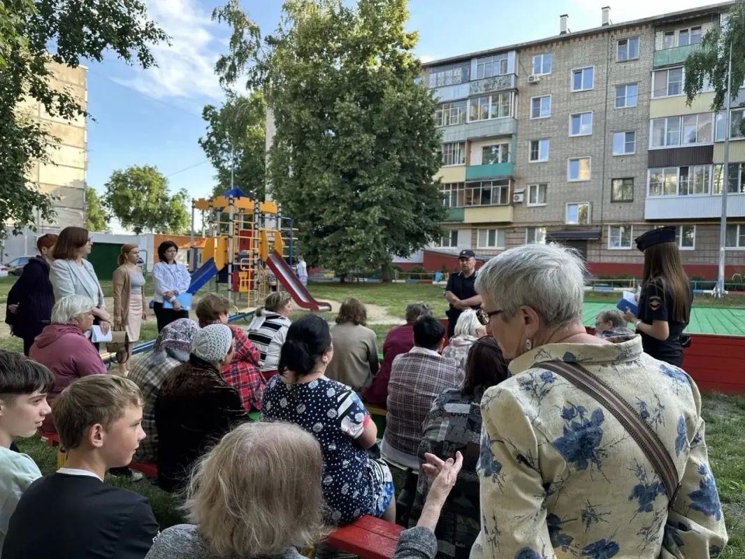 По поручению главы администрации Тамбова Максима Косенкова в течение всего лета во дворах многоквартирных домов проводятся «зелёные площадки» – встречи жителей с представителями администрации города и различных ведомств По поручению главы администрации Тамбова Максима Косенкова в течение всего лета во дворах многоквартирных домов проводятся «зелёные площадки» – встречи жителей с представителями администрации города и различных ведомств