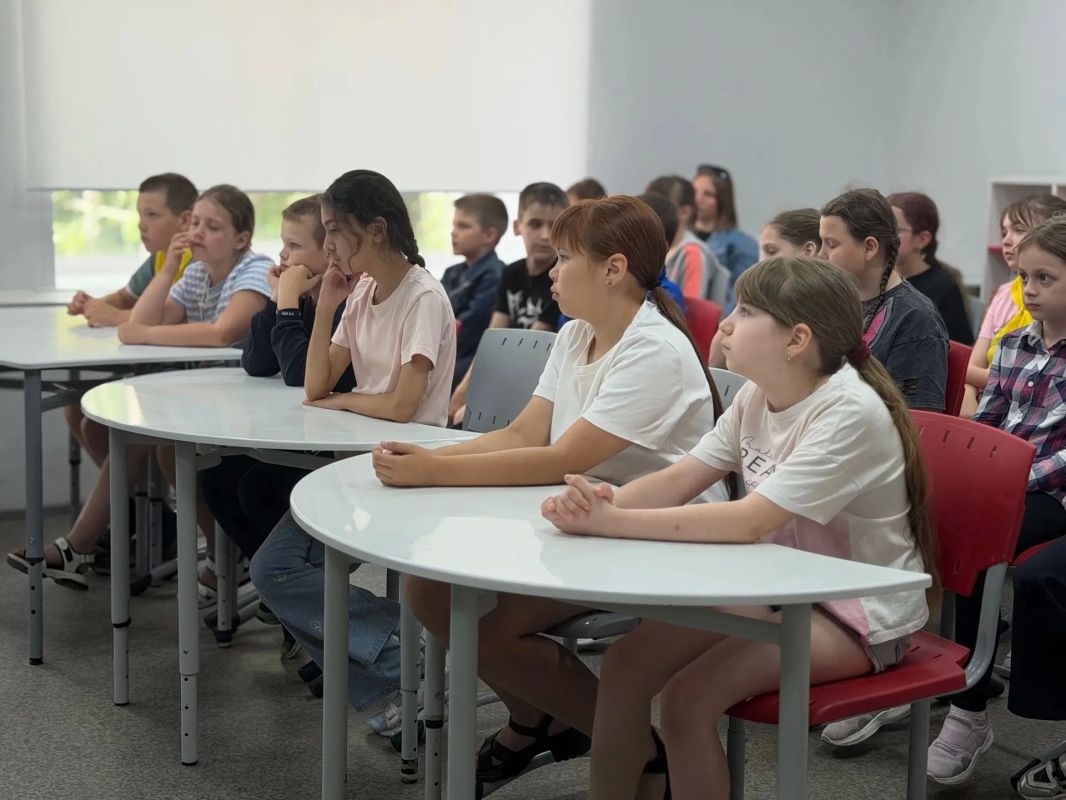 Безопасные каникулы: сотрудники полиции в гостях в лагере «Краски детства» МБОУ Сосновской СОШ №2 им. И. Ю. Уланова Безопасные каникулы: сотрудники полиции в гостях в лагере «Краски детства» МБОУ Сосновской СОШ №2 им. И. Ю. Уланова
