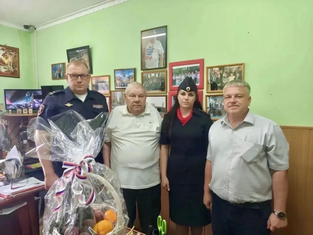 Мичуринские полицейские поздравили с 79-летием ветерана городского отдела внутренних дел Виктора Матвеевича Просветова