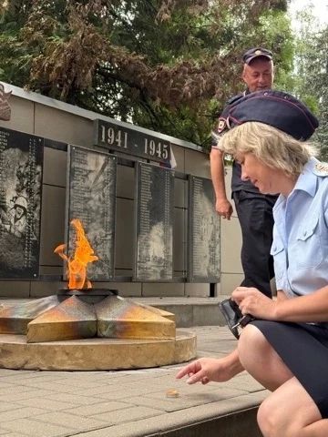 В День памяти и скорби полицейские МОМВД России «Знаменский» и общественники приняли участие в акции «Свеча памяти» В День памяти и скорби полицейские МОМВД России «Знаменский» и общественники приняли участие в акции «Свеча памяти»