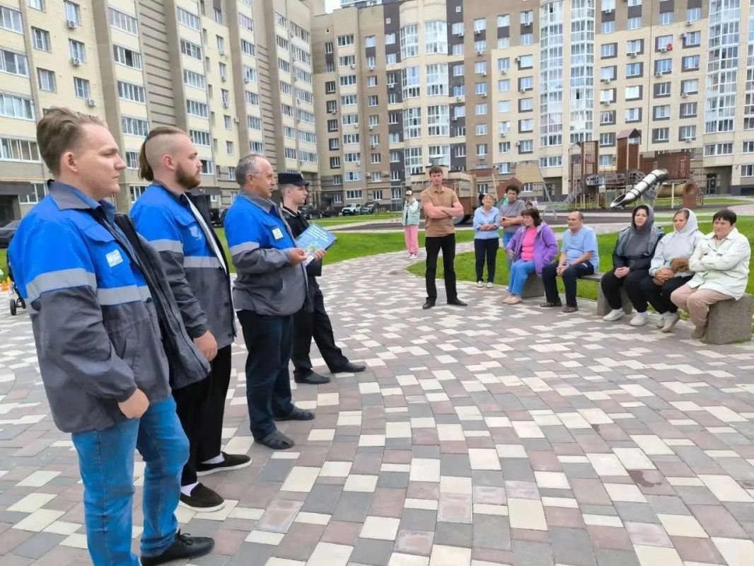 По поручению главы администрации Тамбова Максима Косенкова в течение всего лета во дворах многоквартирных домов проводятся «зелёные площадки» – встречи жителей с представителями администрации города и различных ведомств