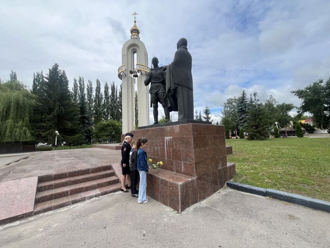 В Мичуринске транспортная полиция провела мероприятие, посвященное Дню памяти и скорби В Мичуринске транспортная полиция провела мероприятие, посвященное Дню памяти и скорби
