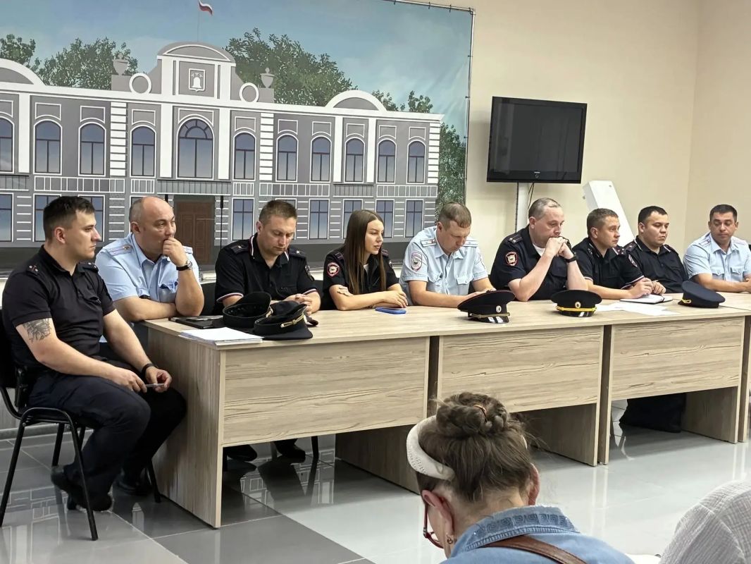 Сотрудники полиции совместно с представителями муниципалитета провели рабочую встречу Сотрудники полиции совместно с представителями муниципалитета провели рабочую встречу