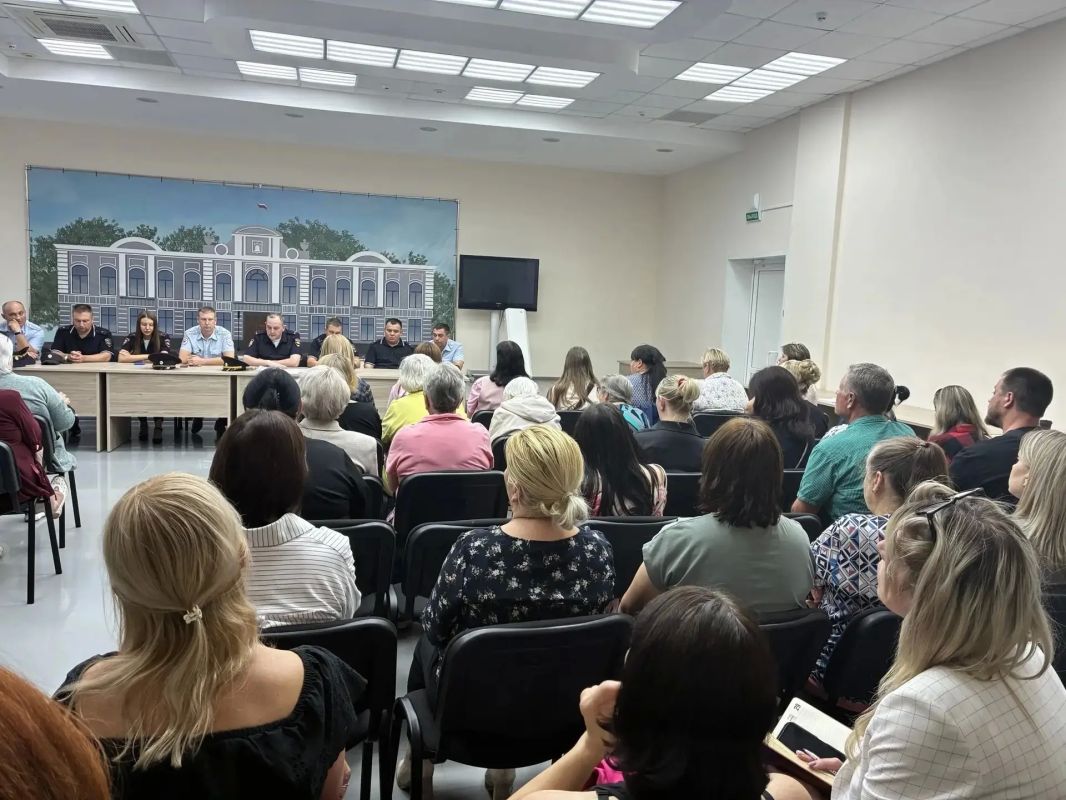 Сотрудники полиции совместно с представителями муниципалитета провели рабочую встречу Сотрудники полиции совместно с представителями муниципалитета провели рабочую встречу