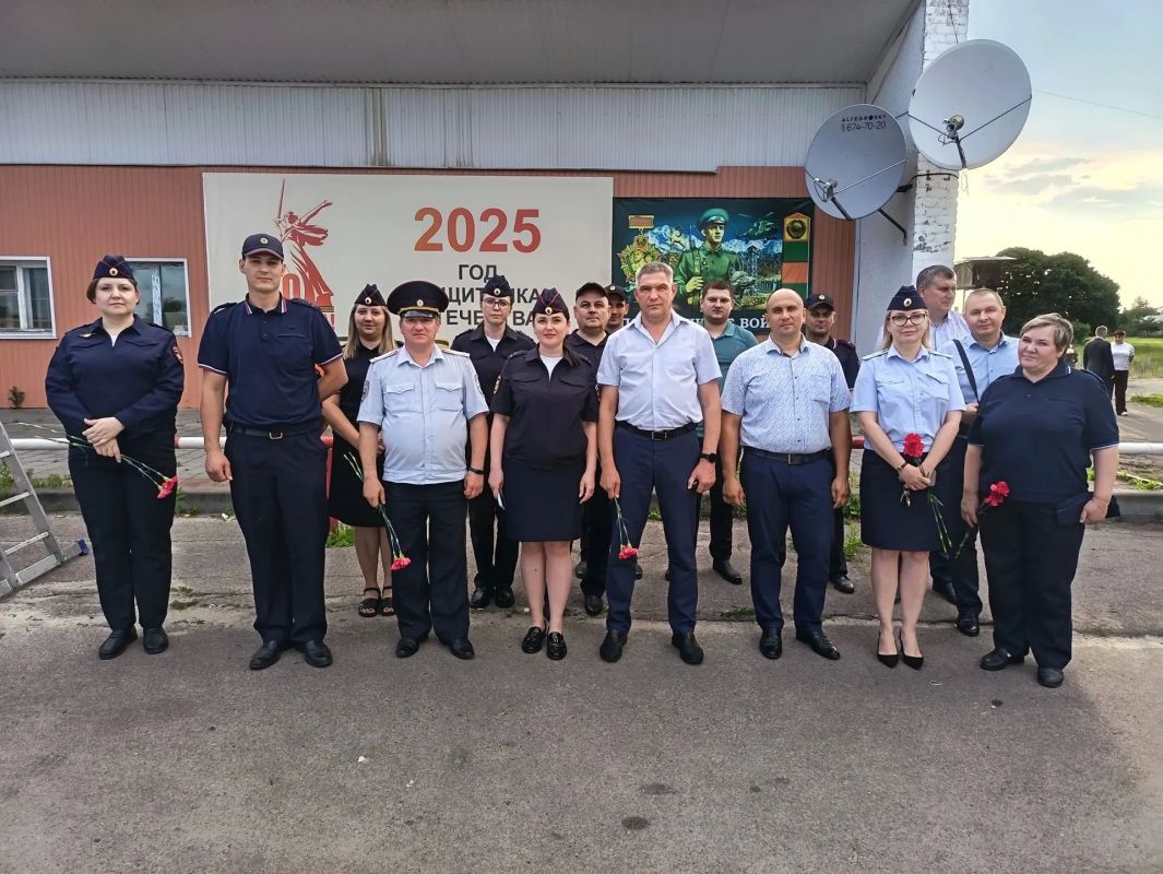Сосновские полицейский вместе с общественниками зажгли «Свечи памяти» Сосновские полицейский вместе с общественниками зажгли «Свечи памяти»