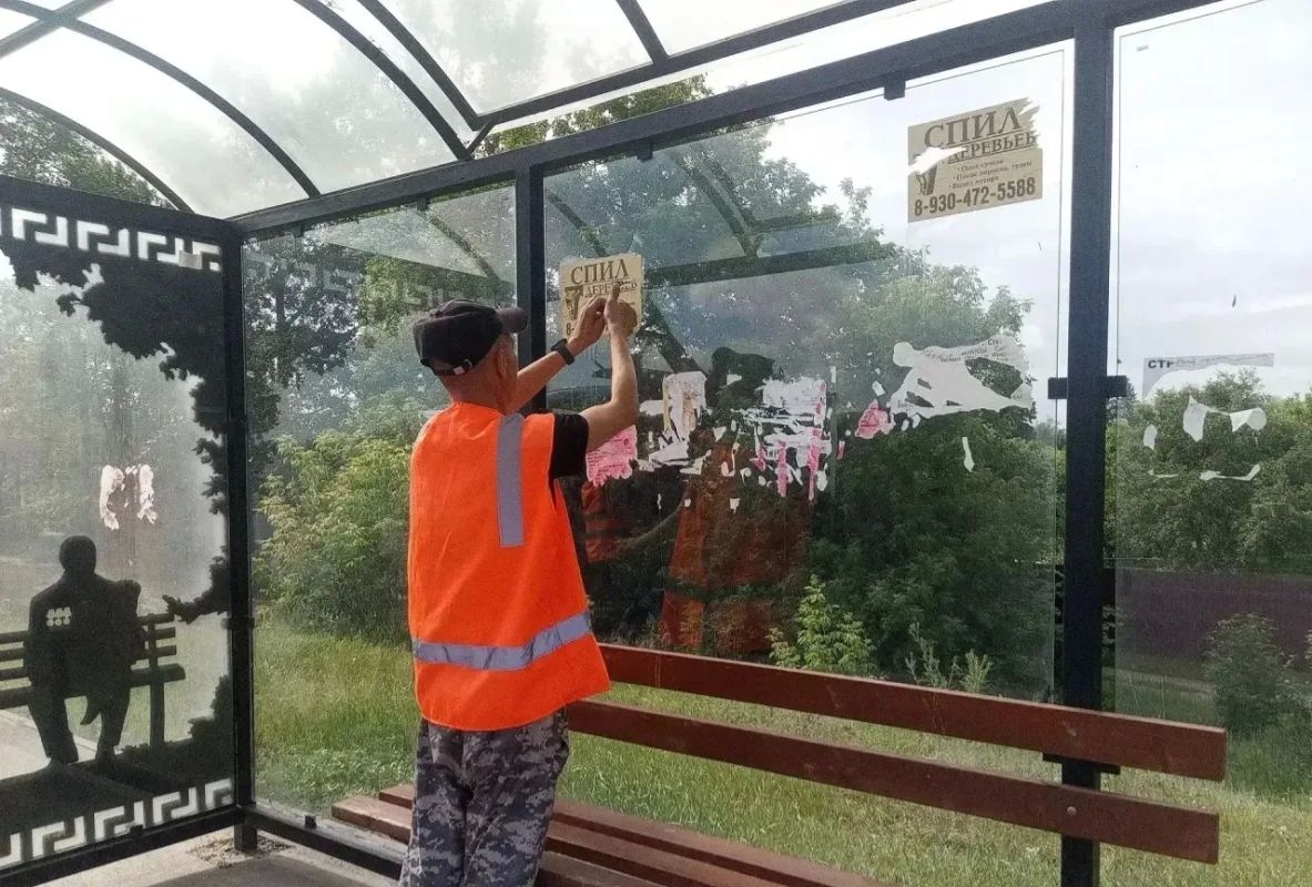 В Тамбове продолжается мытьё остановочных павильонов В Тамбове продолжается мытьё остановочных павильонов