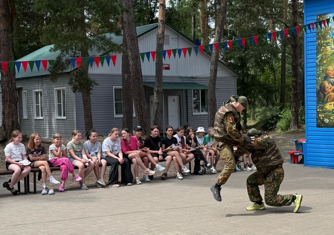 Сотрудники отделения по делам несовершеннолетних линейного отдела на станции Мичуринск совместно со специалистами Юго-Восточной железной дороги и корпоративными волонтерами магистрали, провели урок безопасности для детей... Сотрудники отделения по делам несовершеннолетних линейного отдела на станции Мичуринск совместно со специалистами Юго-Восточной железной дороги и корпоративными волонтерами магистрали, провели урок безопасности для детей...