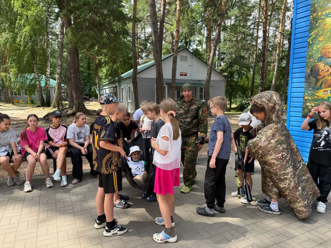 Сотрудники отделения по делам несовершеннолетних линейного отдела на станции Мичуринск совместно со специалистами Юго-Восточной железной дороги и корпоративными волонтерами магистрали, провели урок безопасности для детей... Сотрудники отделения по делам несовершеннолетних линейного отдела на станции Мичуринск совместно со специалистами Юго-Восточной железной дороги и корпоративными волонтерами магистрали, провели урок безопасности для детей...
