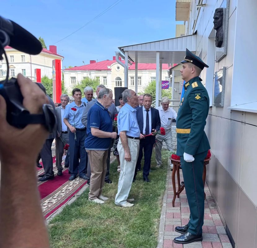 В Тамбове увековечили память партийного и государственного деятеля Александра Рябова В Тамбове увековечили память партийного и государственного деятеля Александра Рябова