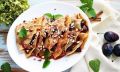 Почувствуйте вкус лета: блины с корицей и сливами из собственного сада