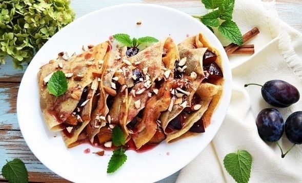 Почувствуйте вкус лета: блины с корицей и сливами из собственного сада