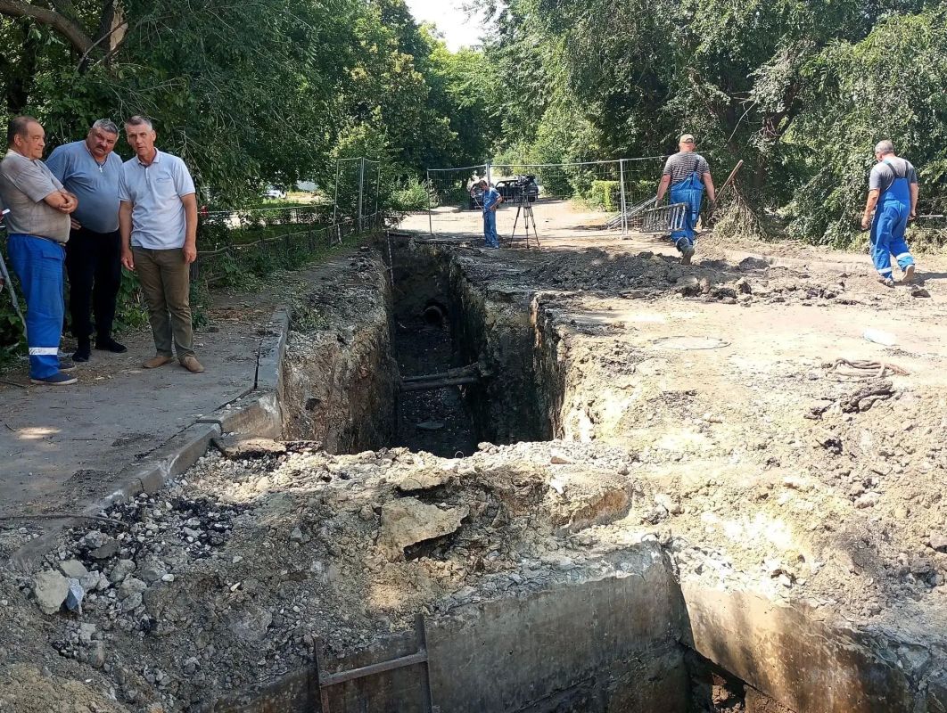 РКС-Тамбов продолжает устранять повреждение на водоводе РКС-Тамбов продолжает устранять повреждение на водоводе