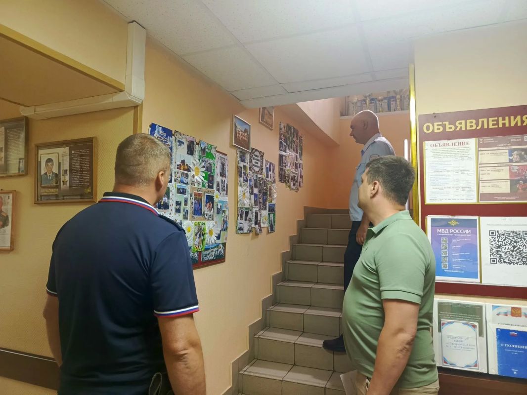 «Ромашкино счастье» на вокзале: транспортные полицейские Мичуринска поздравили пассажиров с Днем семьи, любви и верности «Ромашкино счастье» на вокзале: транспортные полицейские Мичуринска поздравили пассажиров с Днем семьи, любви и верности