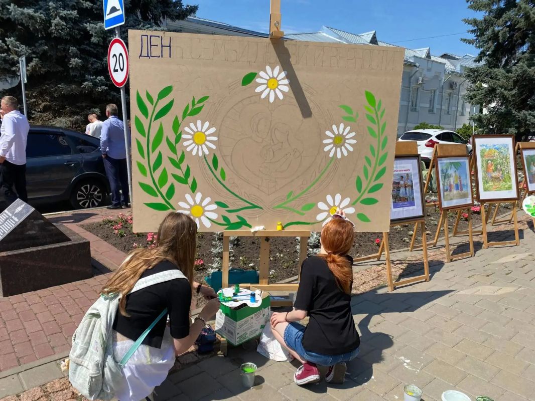 В Тамбове в День семьи, любви и верности зарегистрировали 15 пар в русском стиле В Тамбове в День семьи, любви и верности зарегистрировали 15 пар в русском стиле