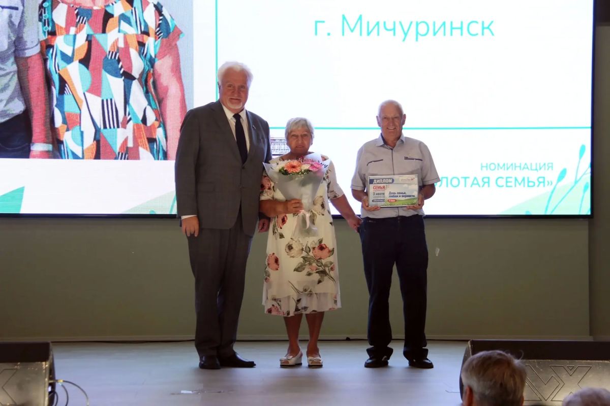 В День семьи, любви и верности в Тамбовской духовной семинарии Тамбовской Епархии прошла торжественная церемония вручения медалей «За любовь и верность» В День семьи, любви и верности в Тамбовской духовной семинарии Тамбовской Епархии прошла торжественная церемония вручения медалей «За любовь и верность»