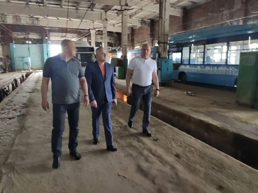 Максим Косенков: Сегодня посетил муниципальное предприятие «Тамбовгортранс», осмотрел текущее состояние производственных объектов и подвижного состава, встретился с представителями трудового коллектива Максим Косенков: Сегодня посетил муниципальное предприятие «Тамбовгортранс», осмотрел текущее состояние производственных объектов и подвижного состава, встретился с представителями трудового коллектива