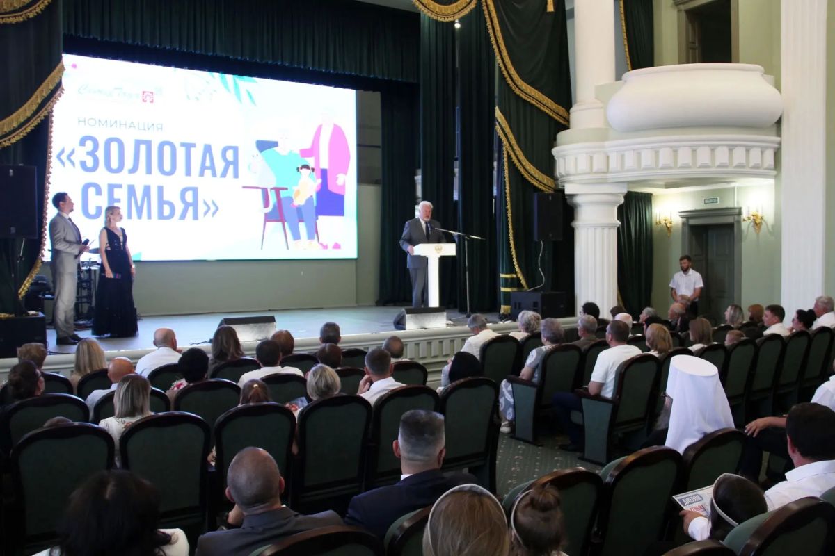 В День семьи, любви и верности в Тамбовской духовной семинарии Тамбовской Епархии прошла торжественная церемония вручения медалей «За любовь и верность»
