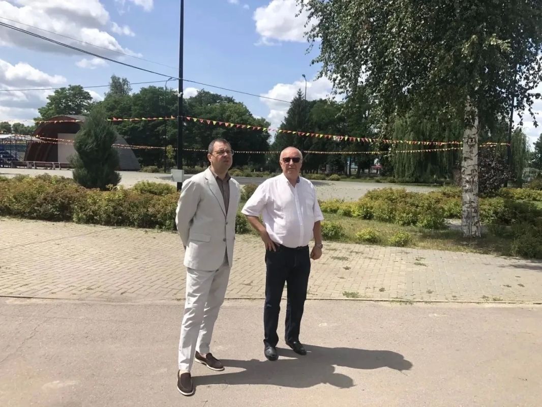 Депутат Тамбовской областной Думы Павел Моисеев во время визита в город Котовск совместно с главой города Алексеем Плахотниковым осмотрели объекты благоустройства и высадили саженцы деревьев на территории центра развития... Депутат Тамбовской областной Думы Павел Моисеев во время визита в город Котовск совместно с главой города Алексеем Плахотниковым осмотрели объекты благоустройства и высадили саженцы деревьев на территории центра развития...